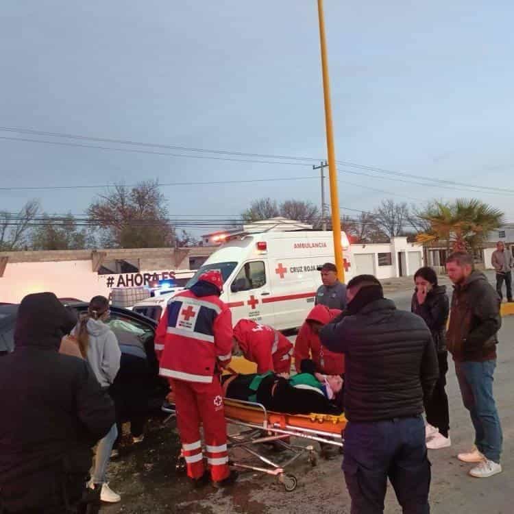 Le pega taxi y choca camellón