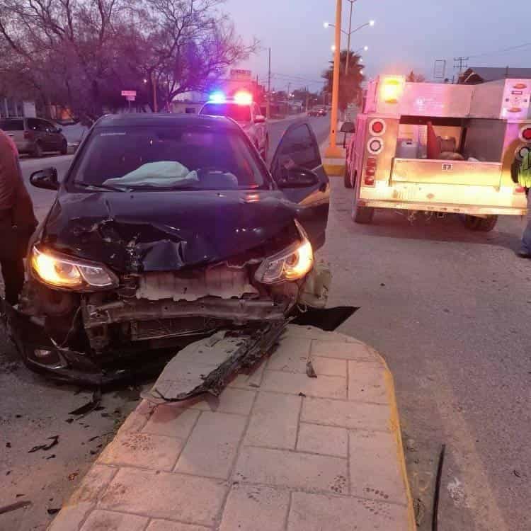 Le pega taxi y choca camellón