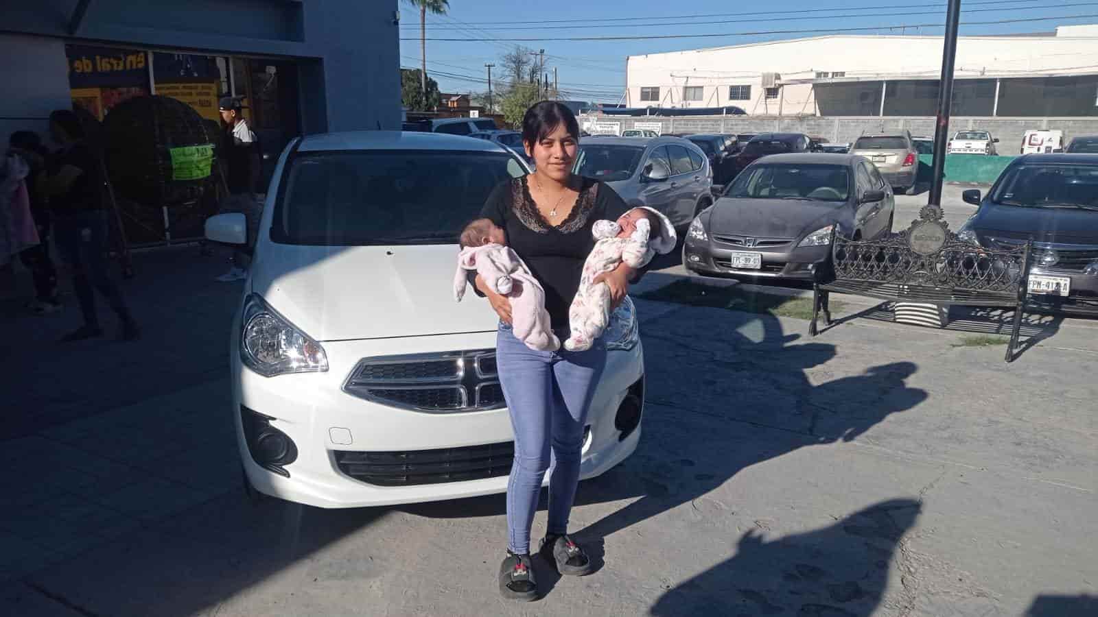 Madre adolescente de 14 años gana automóvil de la Canaco Monclova