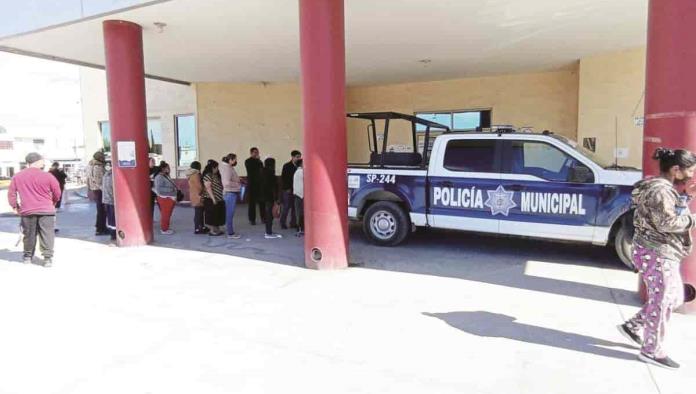 Llevan policías Rosca de Reyes a los hospitales