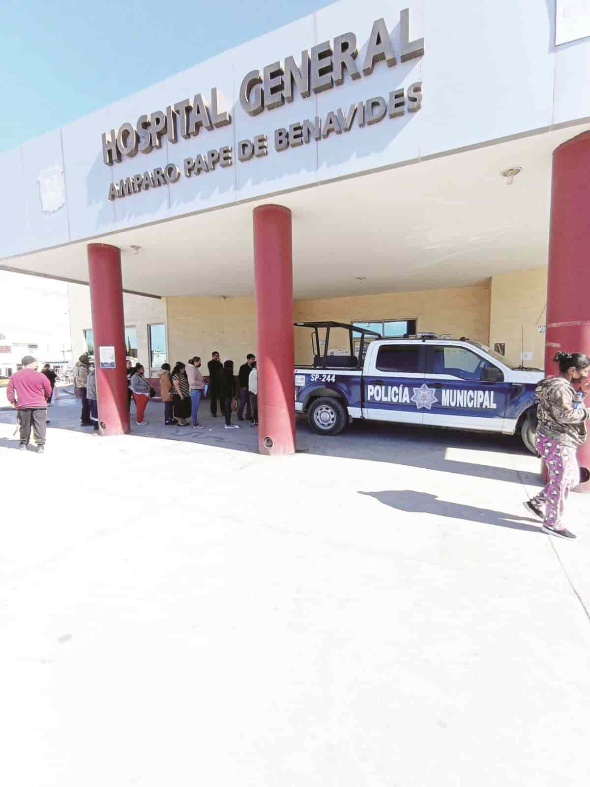 Llevan policías Rosca de Reyes a los hospitales