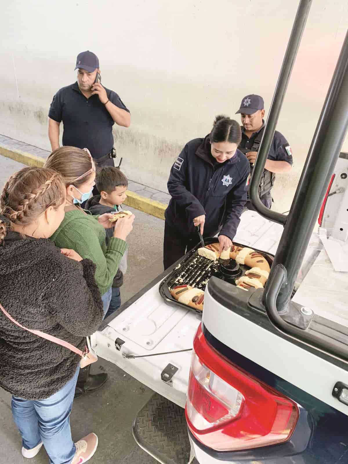 Llevan policías Rosca de Reyes a los hospitales