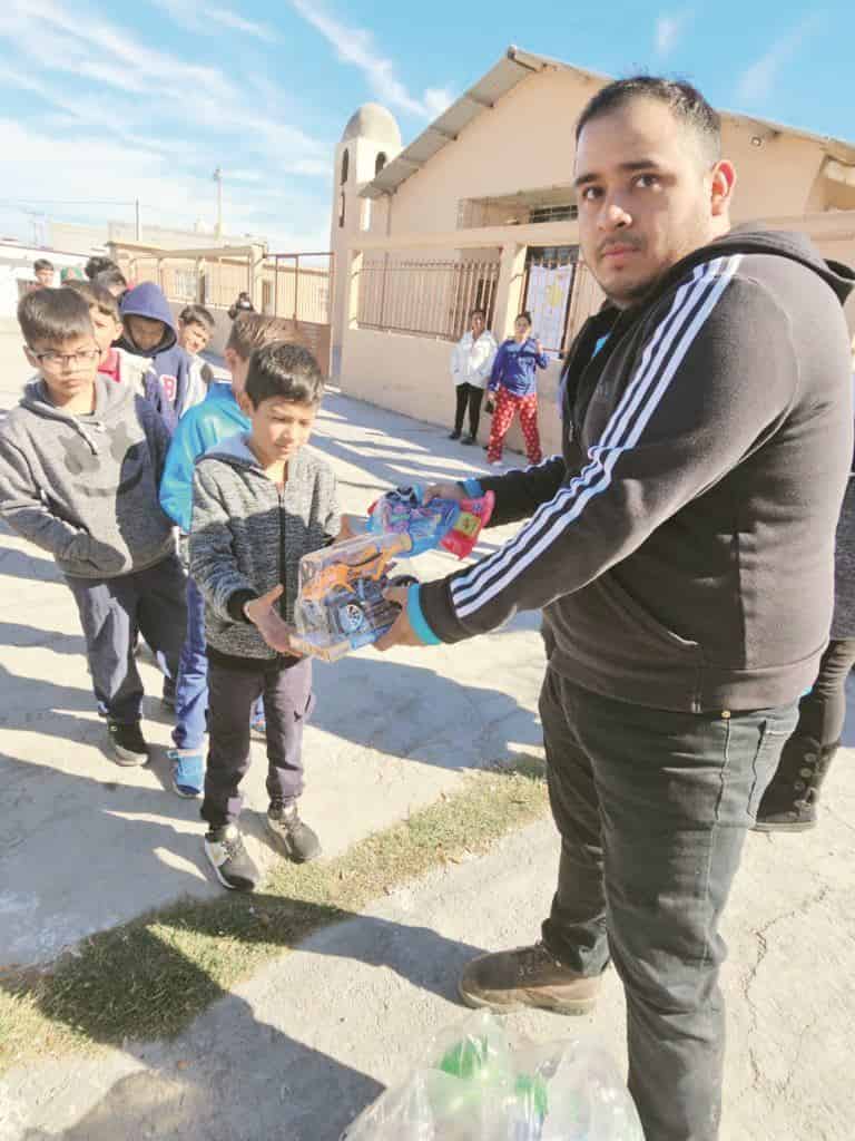 Entrega Parroquia despensas y juguetes