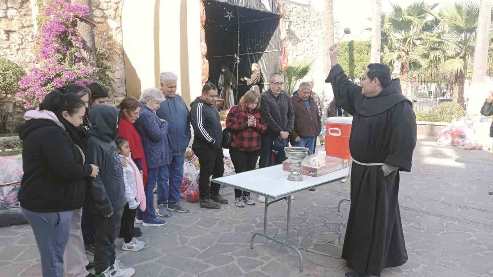 Entrega Parroquia despensas y juguetes