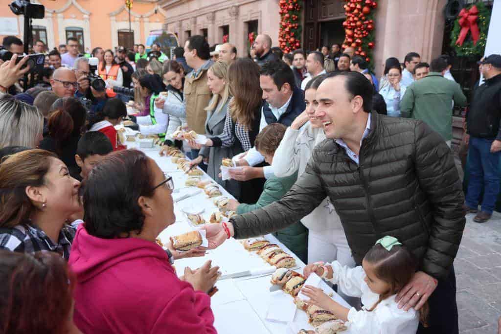 Comparten Rosca de Reyes en Villamagia Coahuila