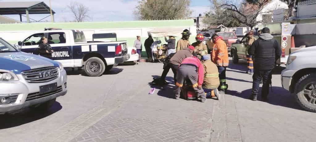 Embiste a peatón; lo deja a su suerte