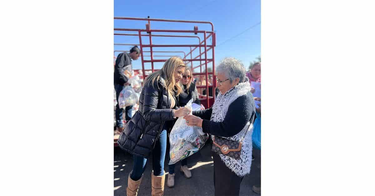 Entregan despensas en Minas de Barroterán