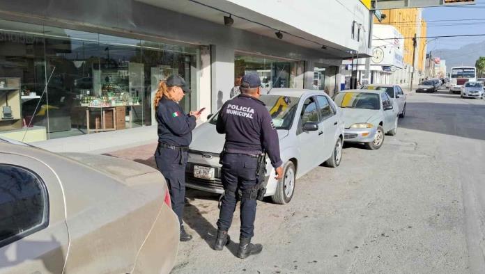 Le dan regañada por dejar a sus hijos encerrados en coche 