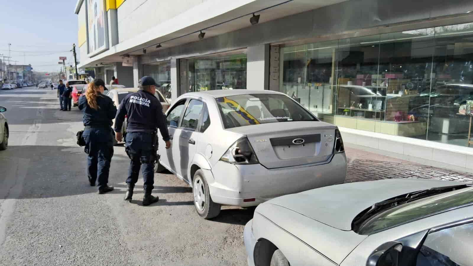 Le dan regañada por dejar a sus hijos encerrados en coche 