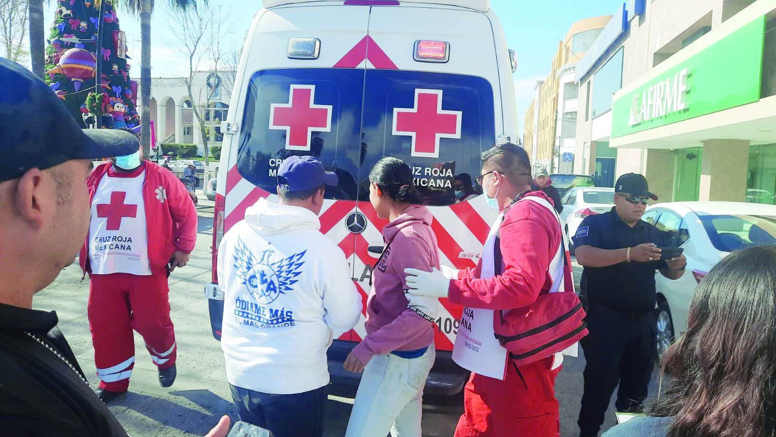 Se estrella moto en puerta de auto, sale pareja lesionada