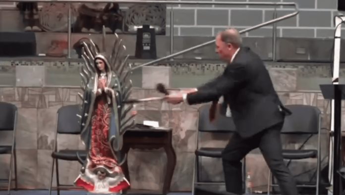 Pastor bautista destruye imagen de la Virgen de Guadalupe