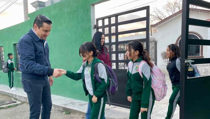 Da la bienvenida Pepe Díaz a estudiantes de Allende