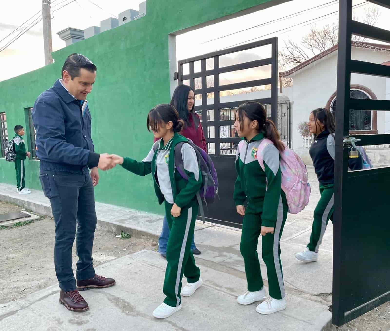 Da la bienvenida Pepe Díaz a estudiantes de Allende