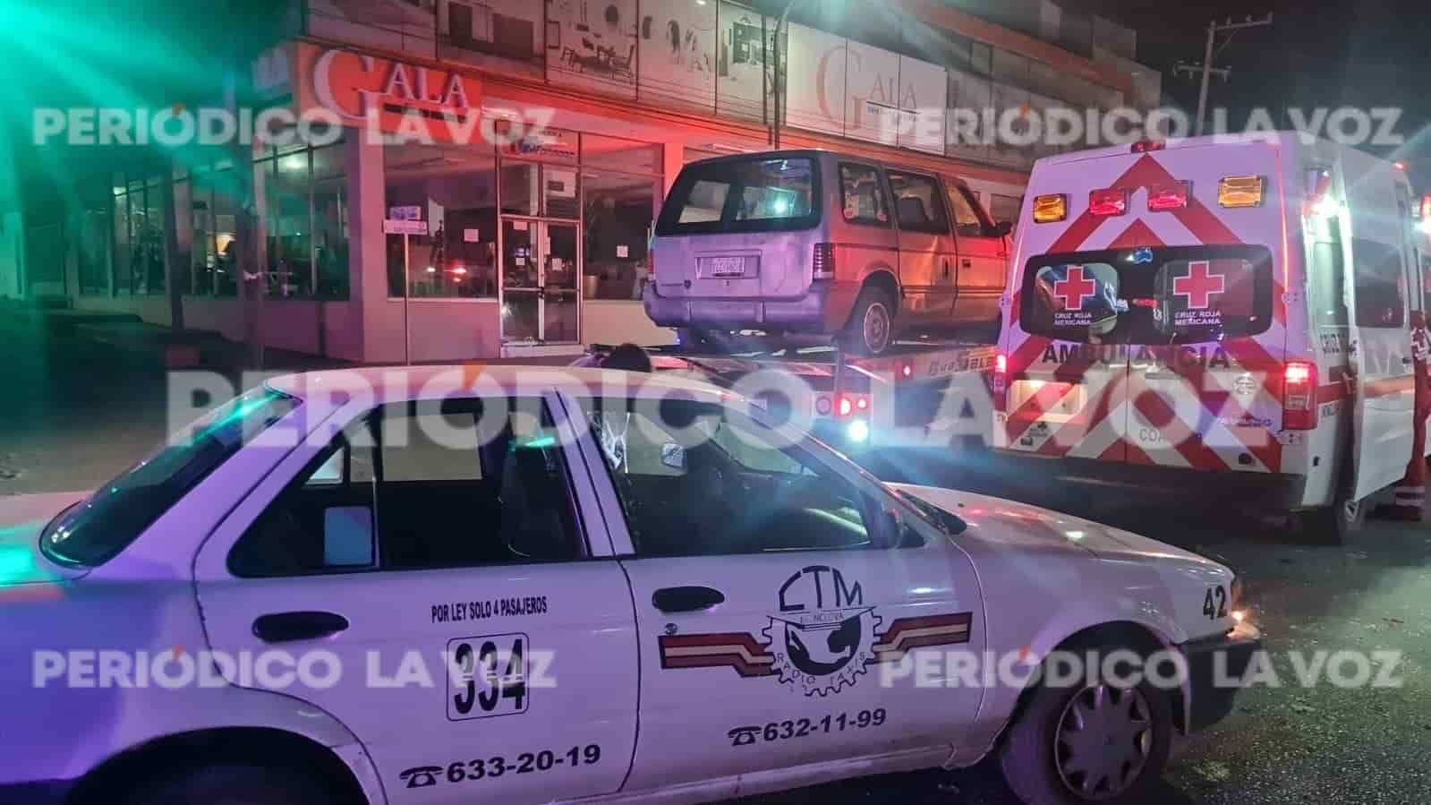 Choca taxi y lesiona a tripulantes