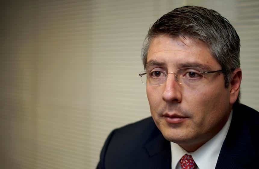 Armando Luna se queda en la orilla para reelegirse en Colegio de Notarios