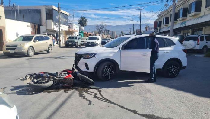 Se impacta moto contra camioneta