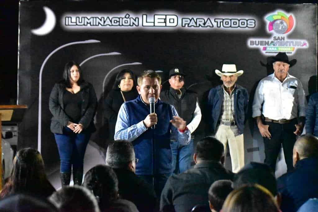 Lleva Hugo Lozano luminarias a ejidos