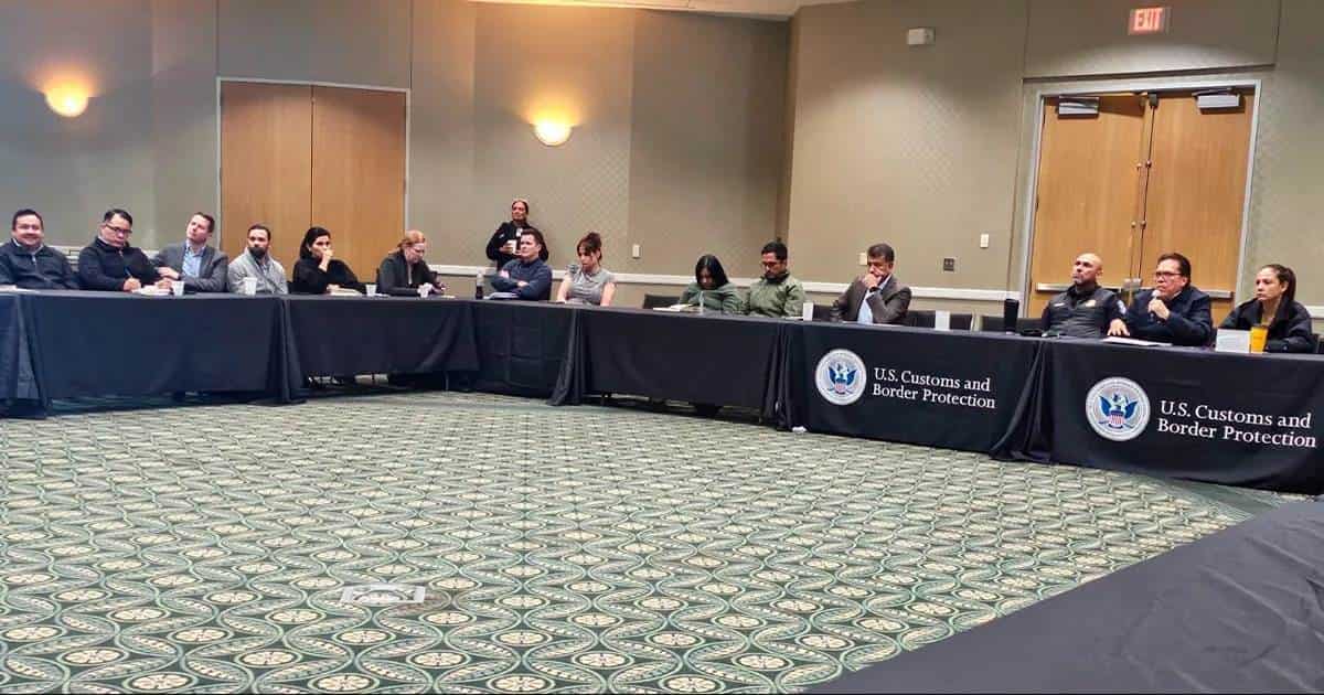 Estuvieron presentes representantes del departamento de Aduanas y Protección Fronteriza, de Seguridad Pública de Texas y oficiales de la ciudad de Eagle Pass.
