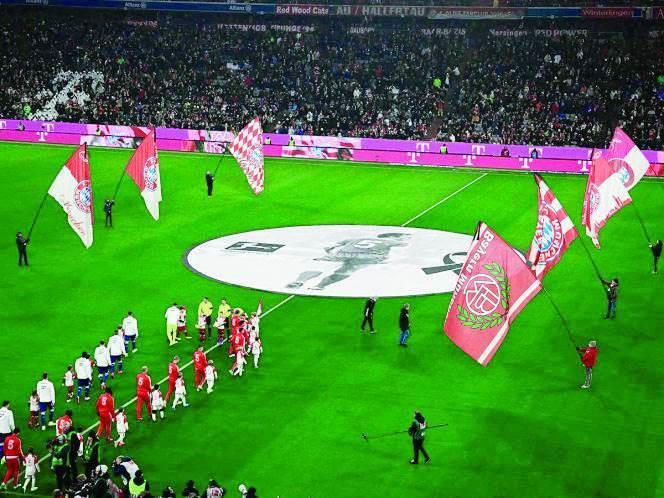 Bayern Múnich rinde emotivo homenaje a Franz Beckenbauer