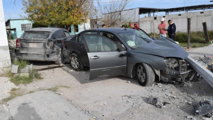 Choca contra poste y auto estacionado