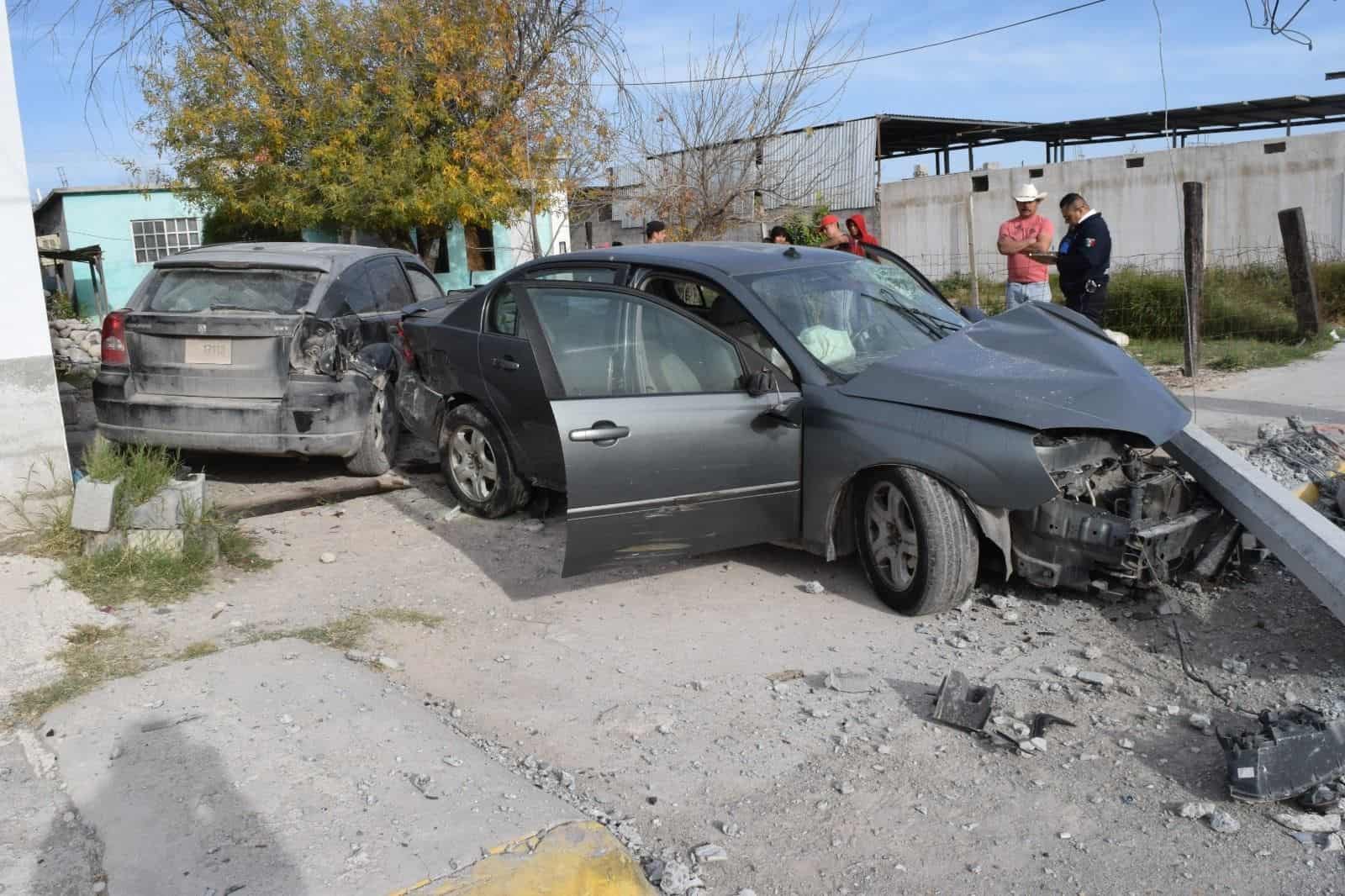 Choca contra poste y auto estacionado