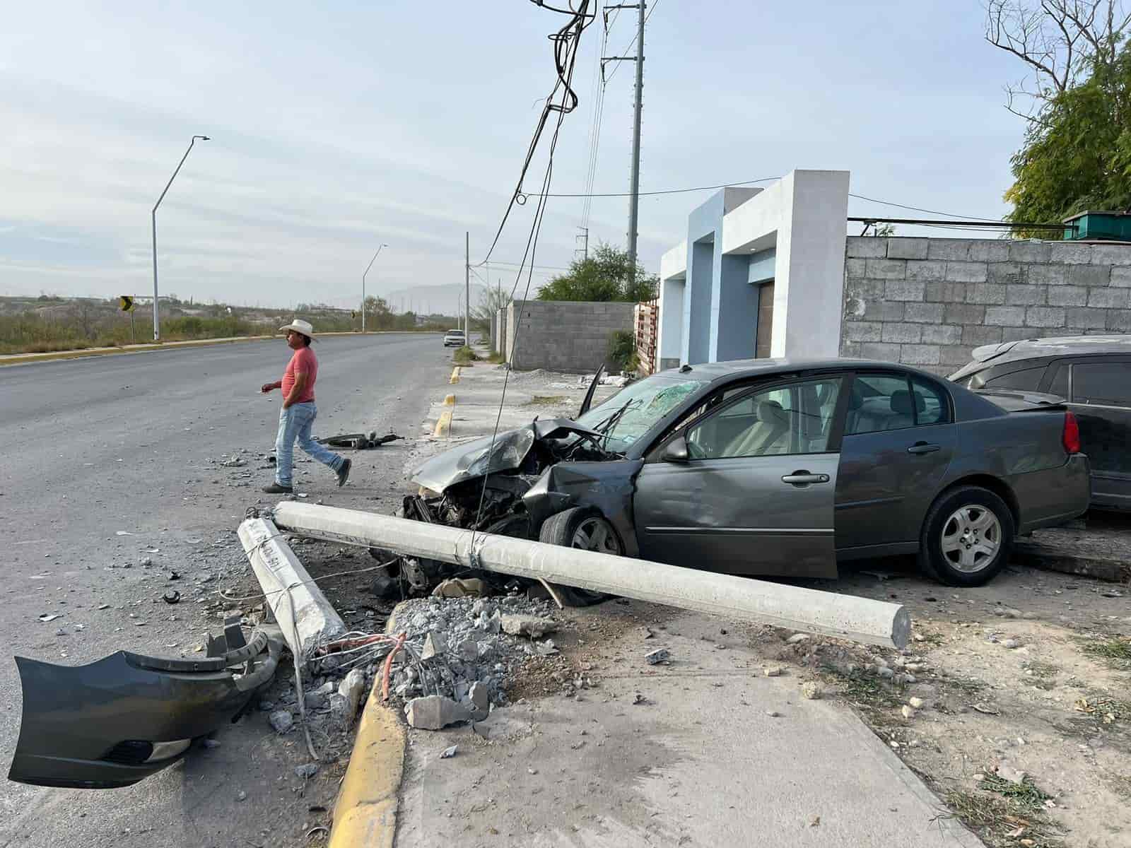 Choca contra poste y auto estacionado