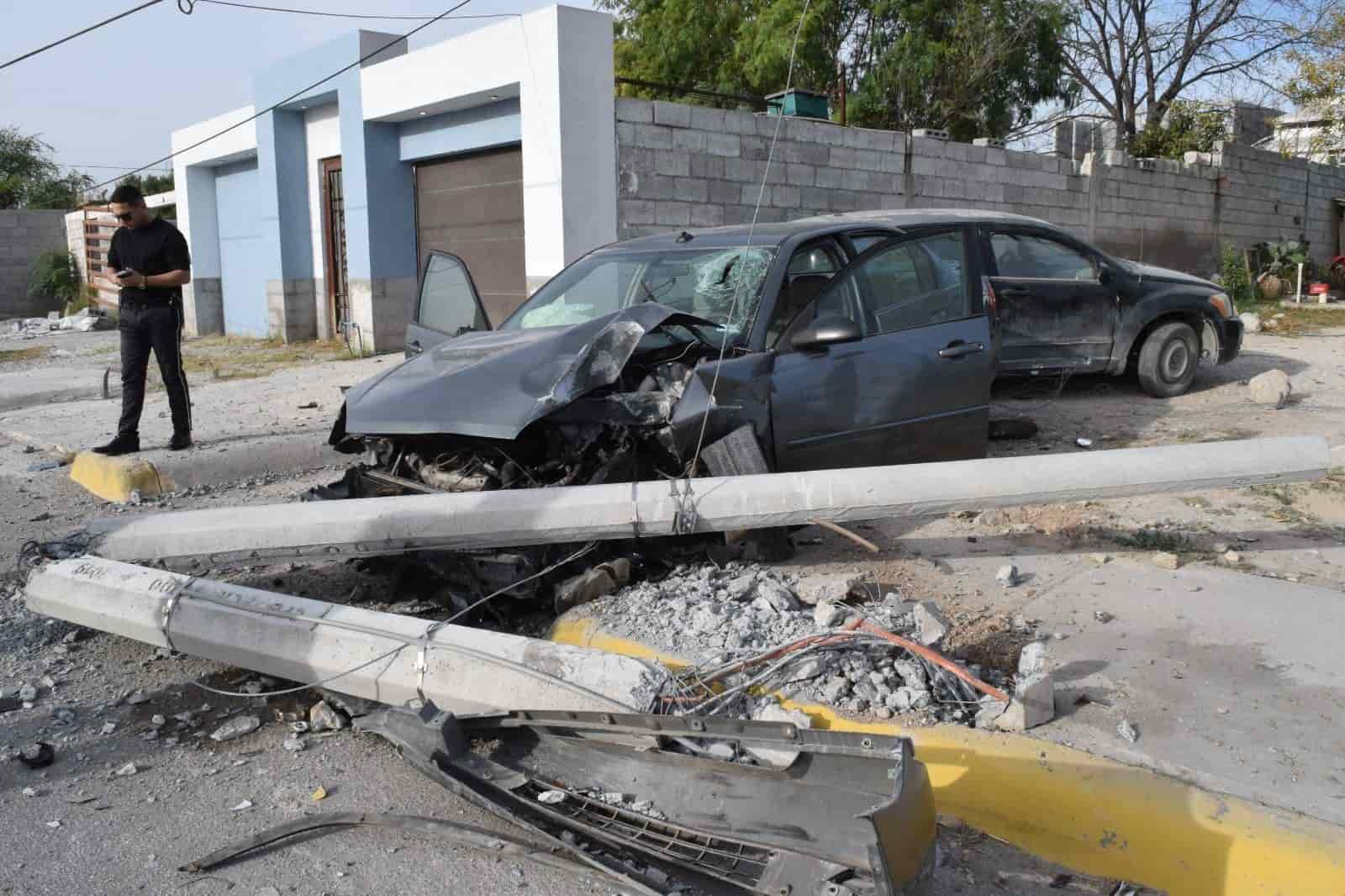 Choca contra poste y auto estacionado