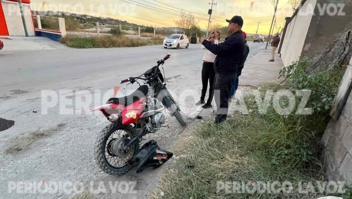 Se le atraviesa a motociclista