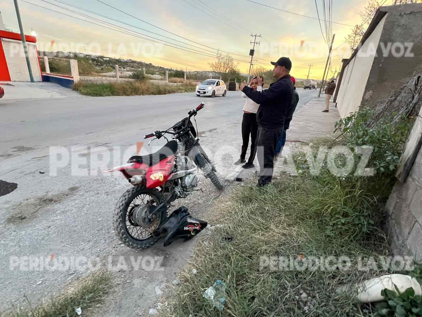 Se le atraviesa a motociclista