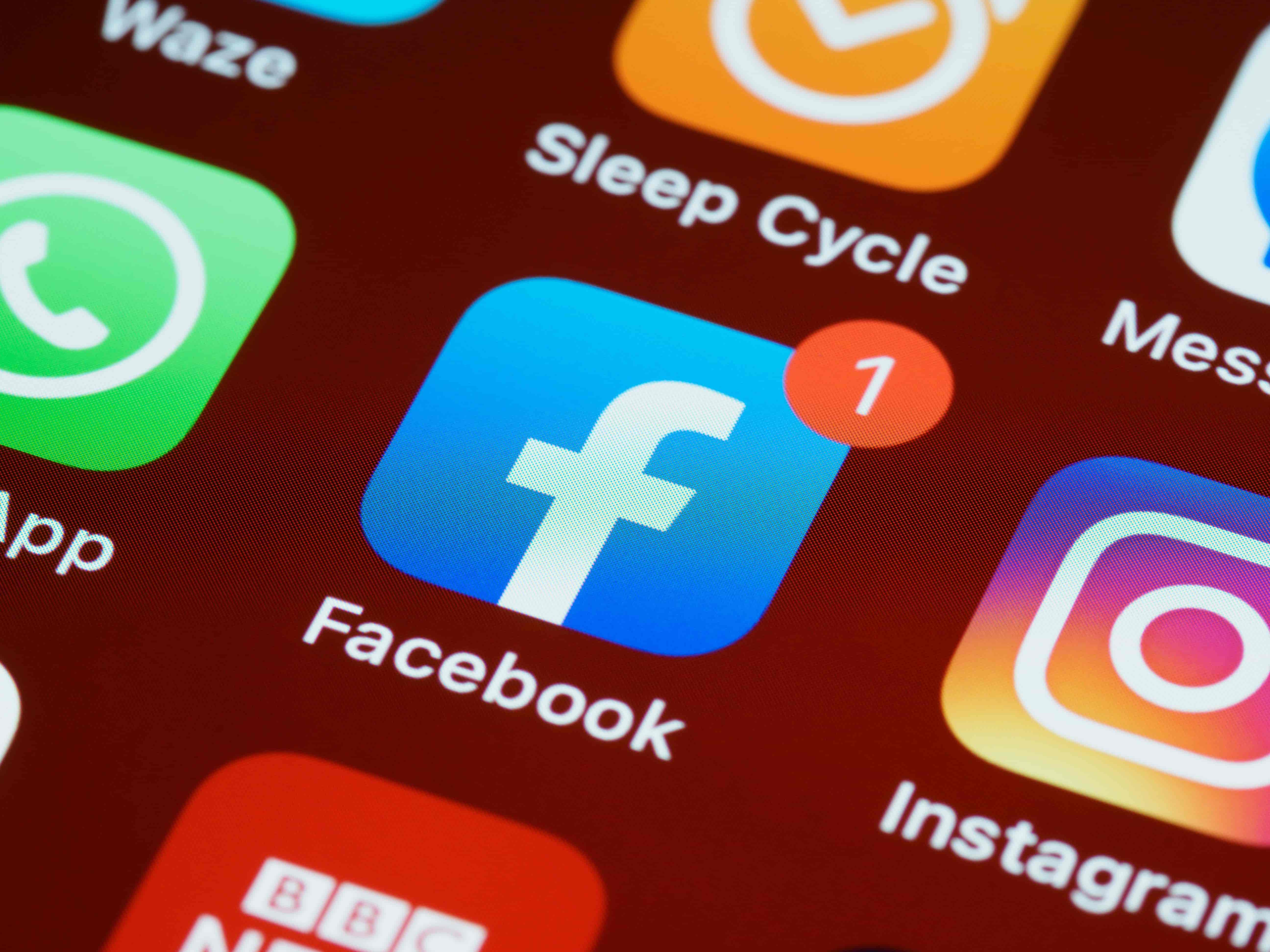 Hombre demanda a página de Facebook por funarlo