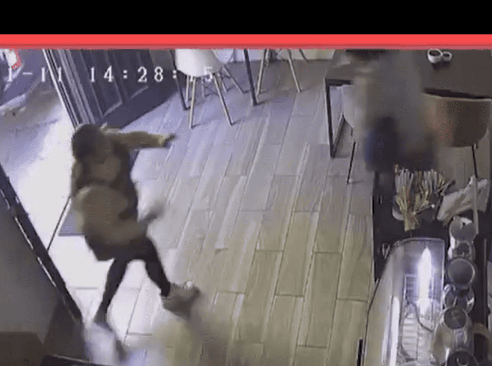 Empleada taclea a sujeto que intentaba robarse un ipad