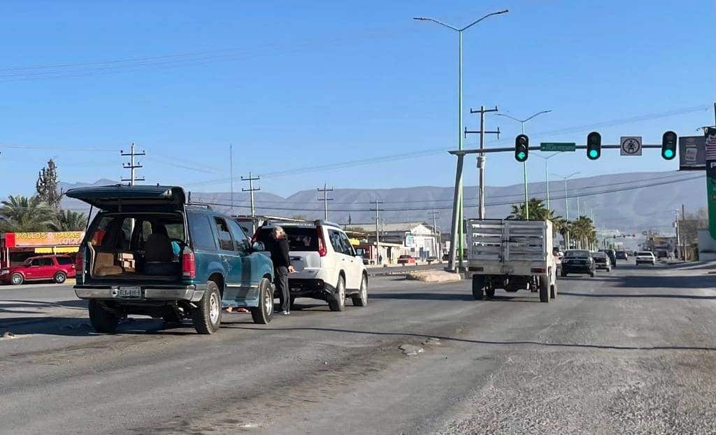 Por distraído choca