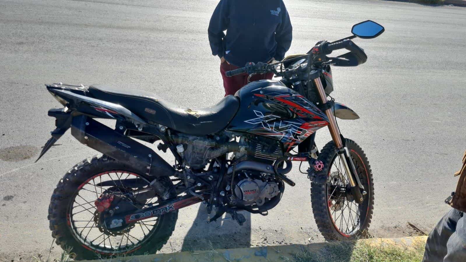 Le roba paso a motociclista y lo lesiona