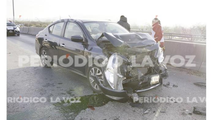 Frena por choque y ama de casa le pega por detrás