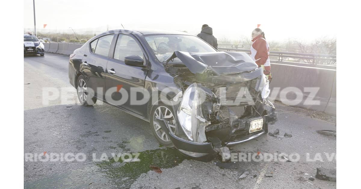 Frena por choque y ama de casa le pega por detrás