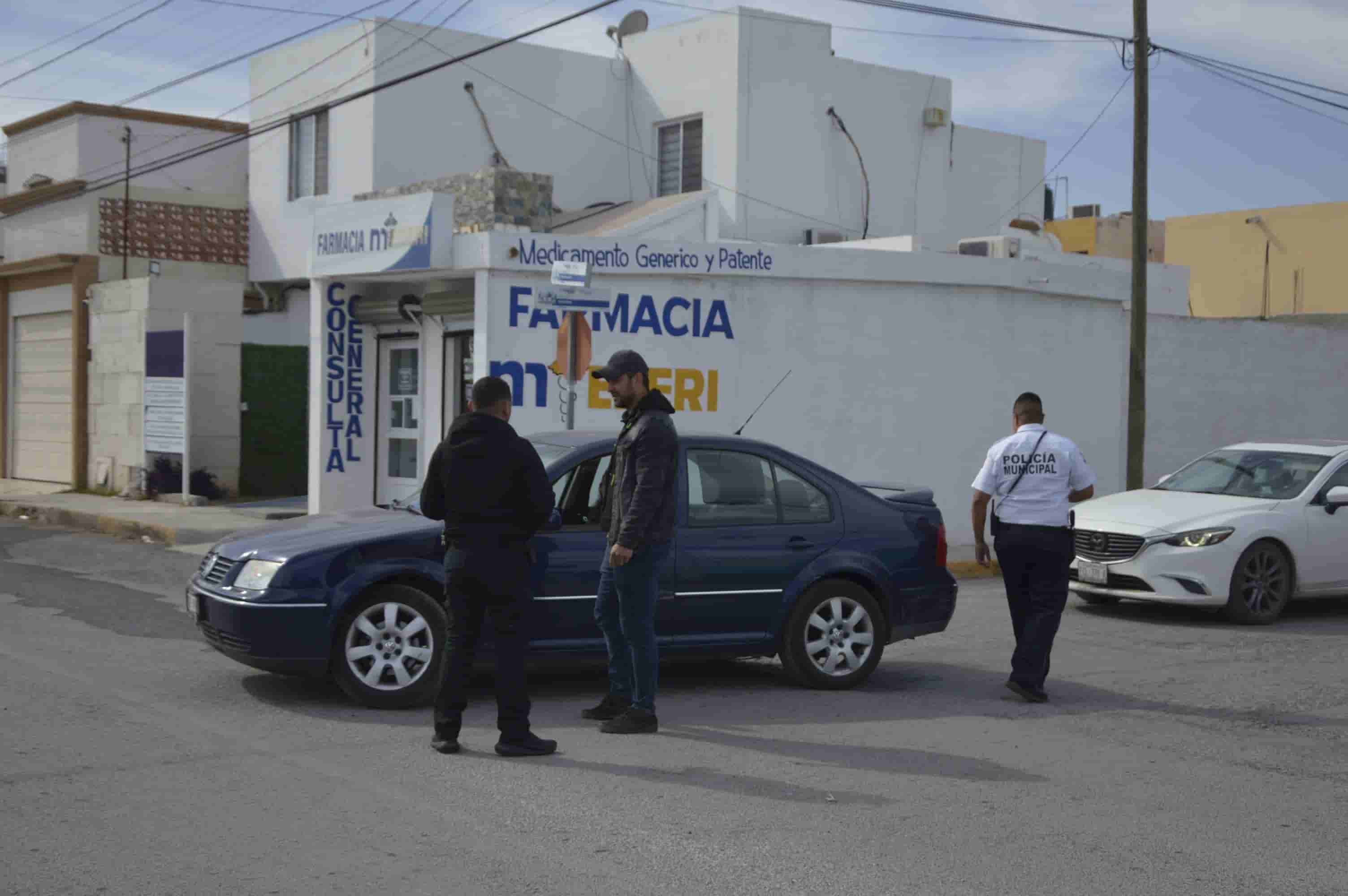 Le pega a auto y le ‘frunce’ llanta