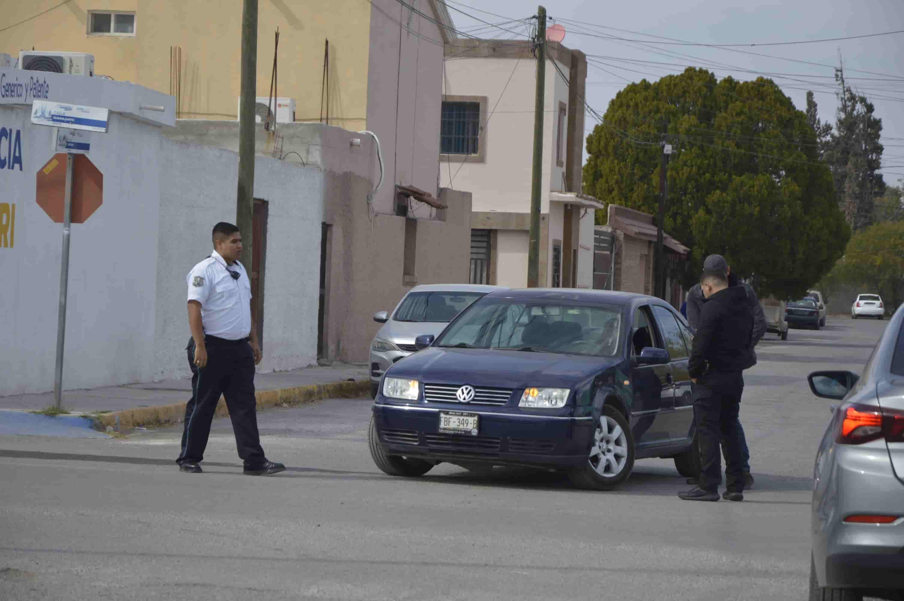 Le pega a auto y le ‘frunce’ llanta