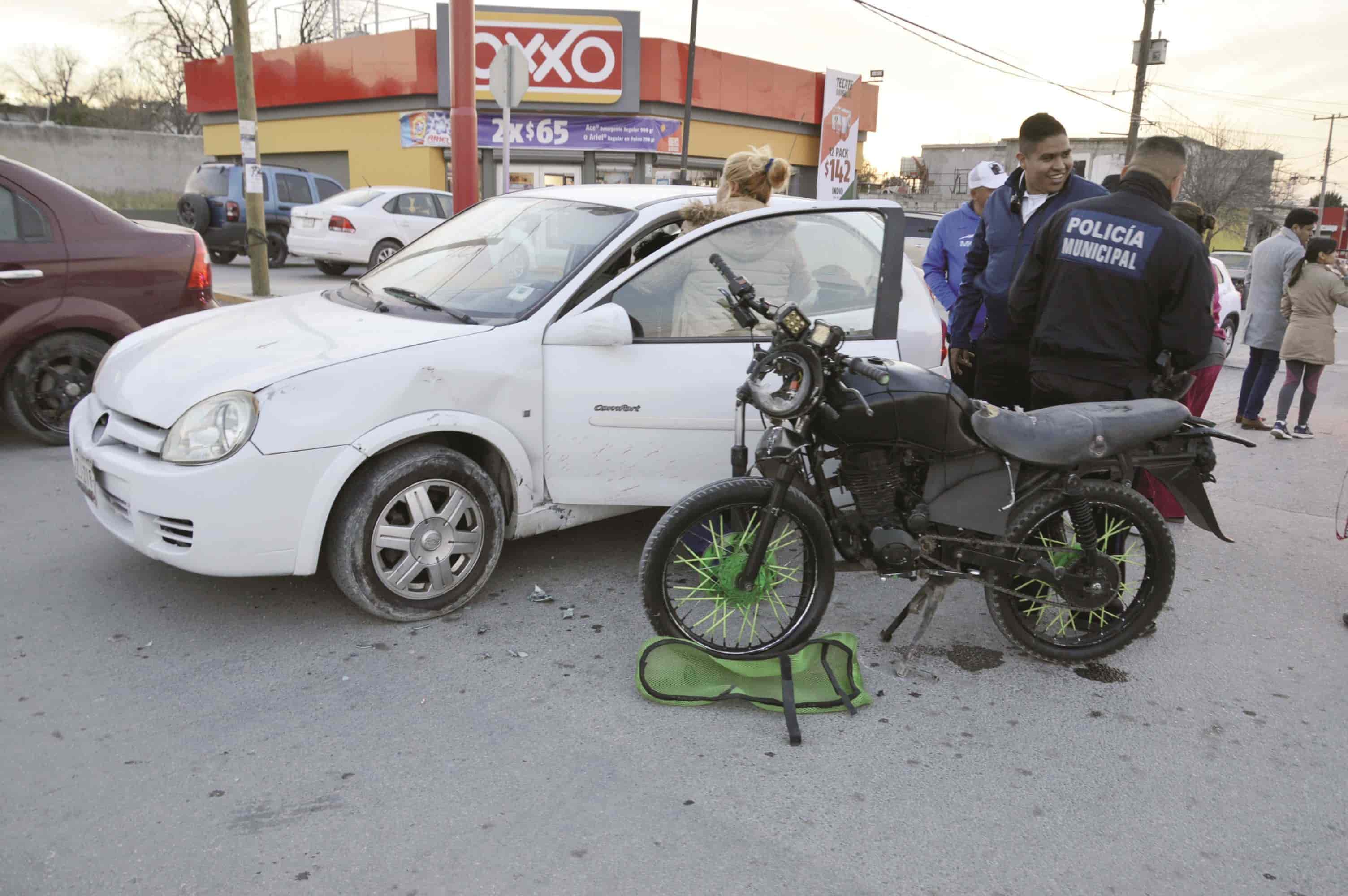 Tumba a quinceañero de moto por no hacer alto