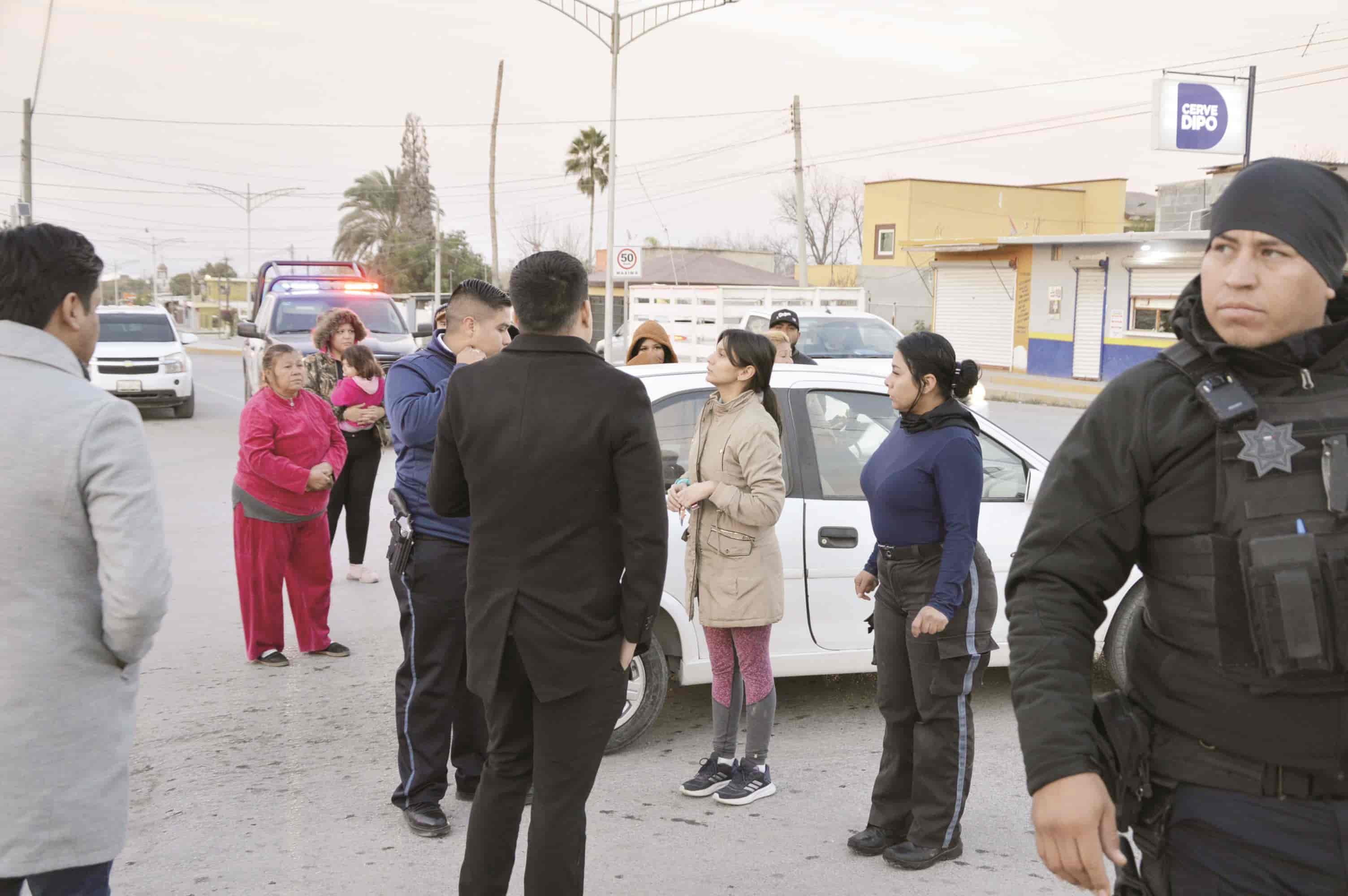 Tumba a quinceañero de moto por no hacer alto