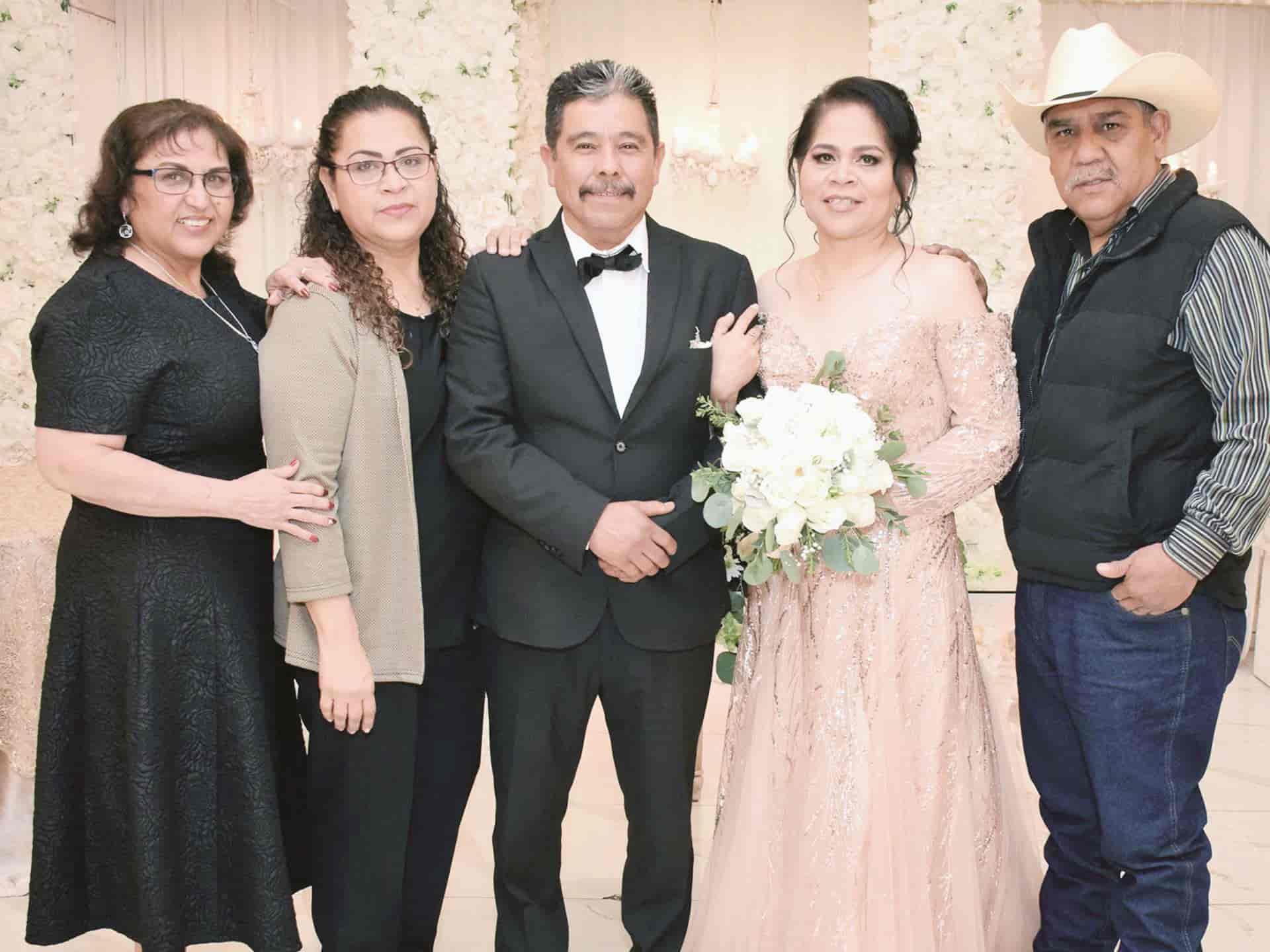 Celebran 30 años de matrimonio