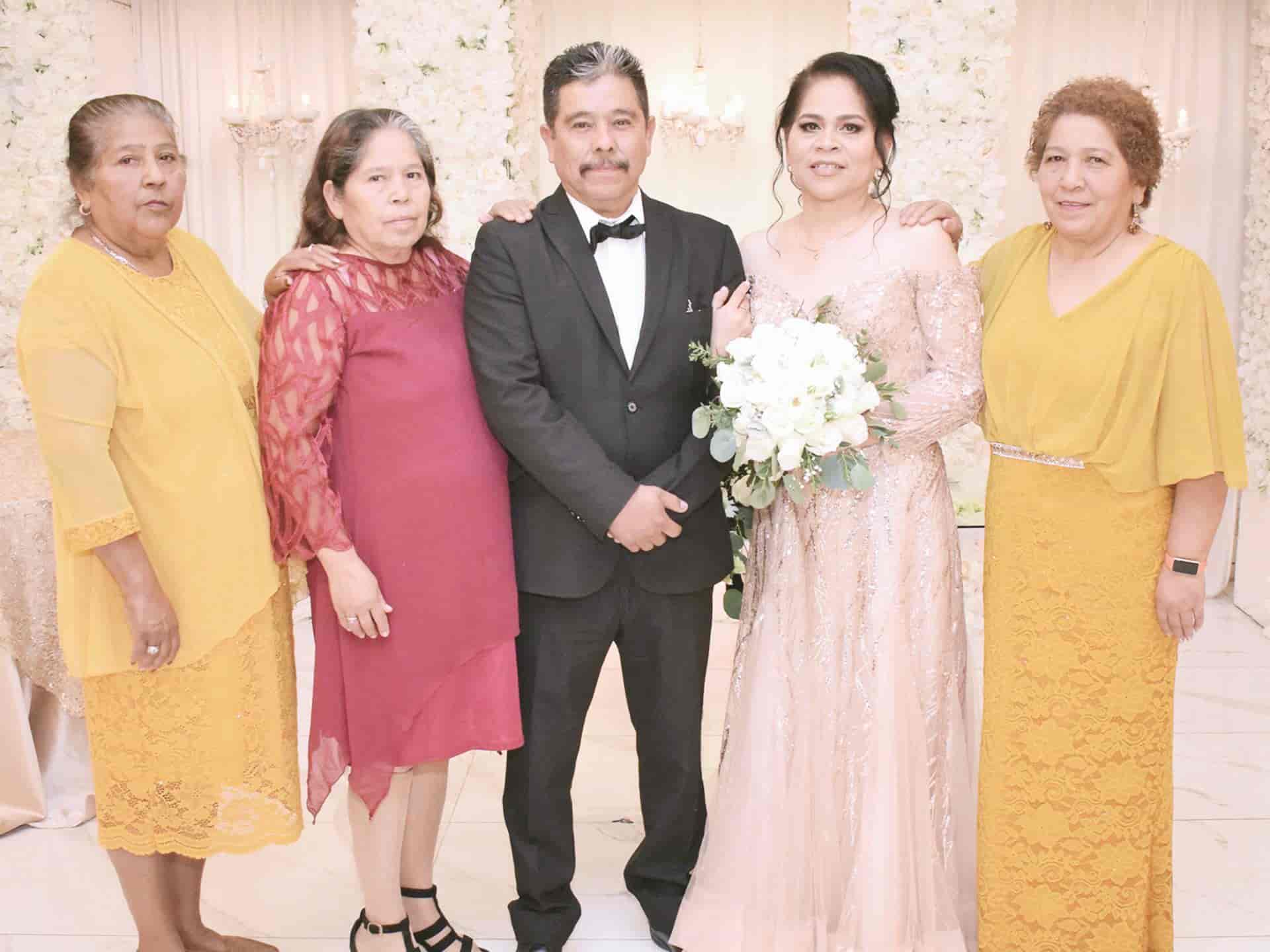 Celebran 30 años de matrimonio