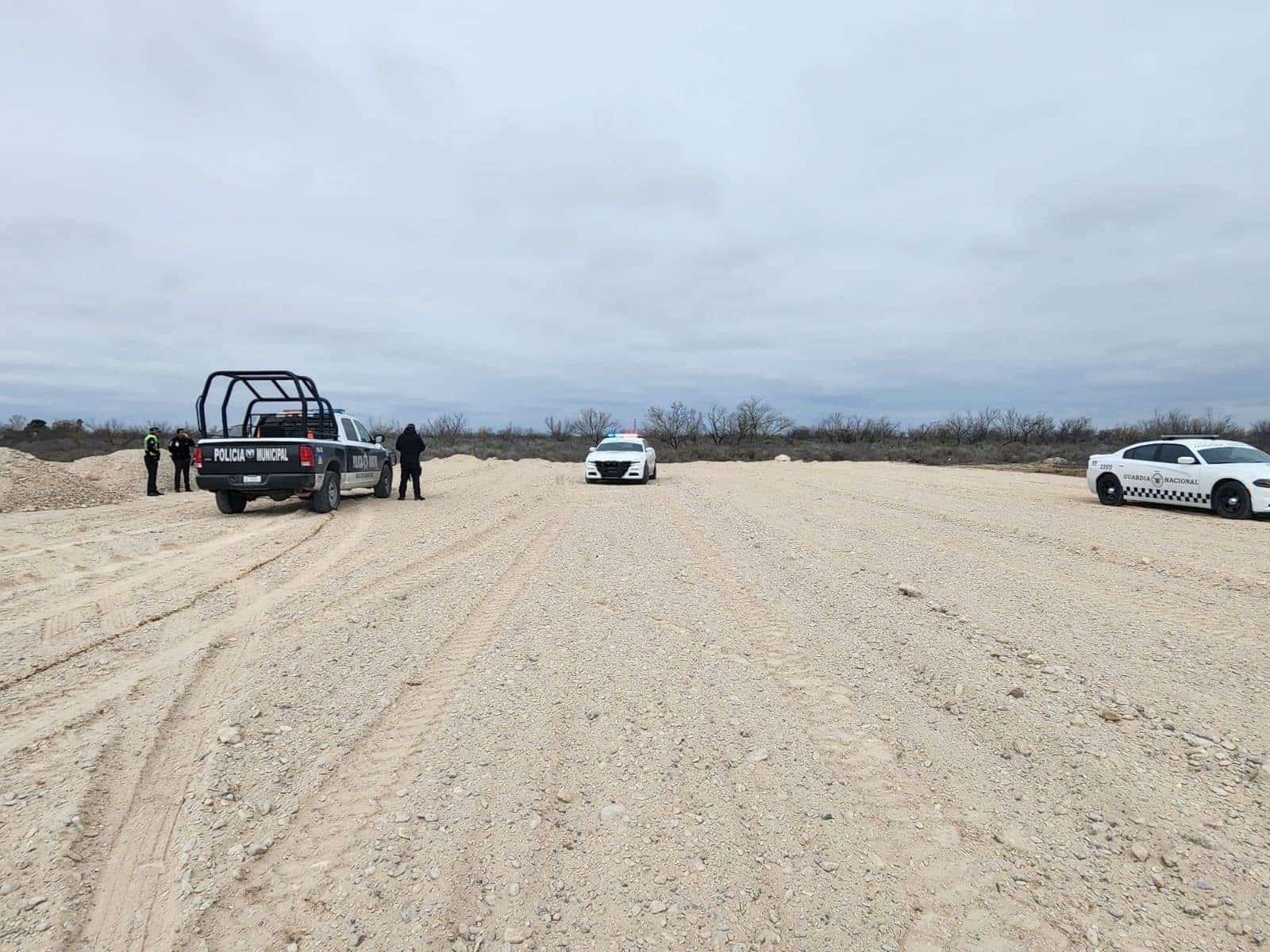 Invade carril y causa accidente