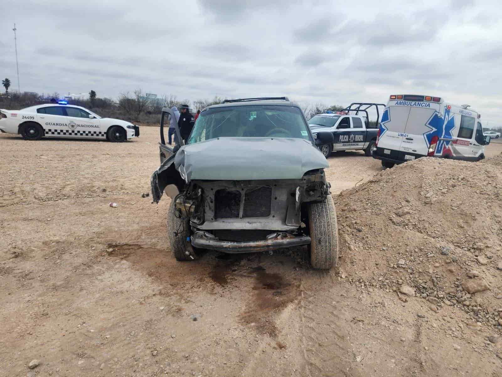 Invade carril y causa accidente