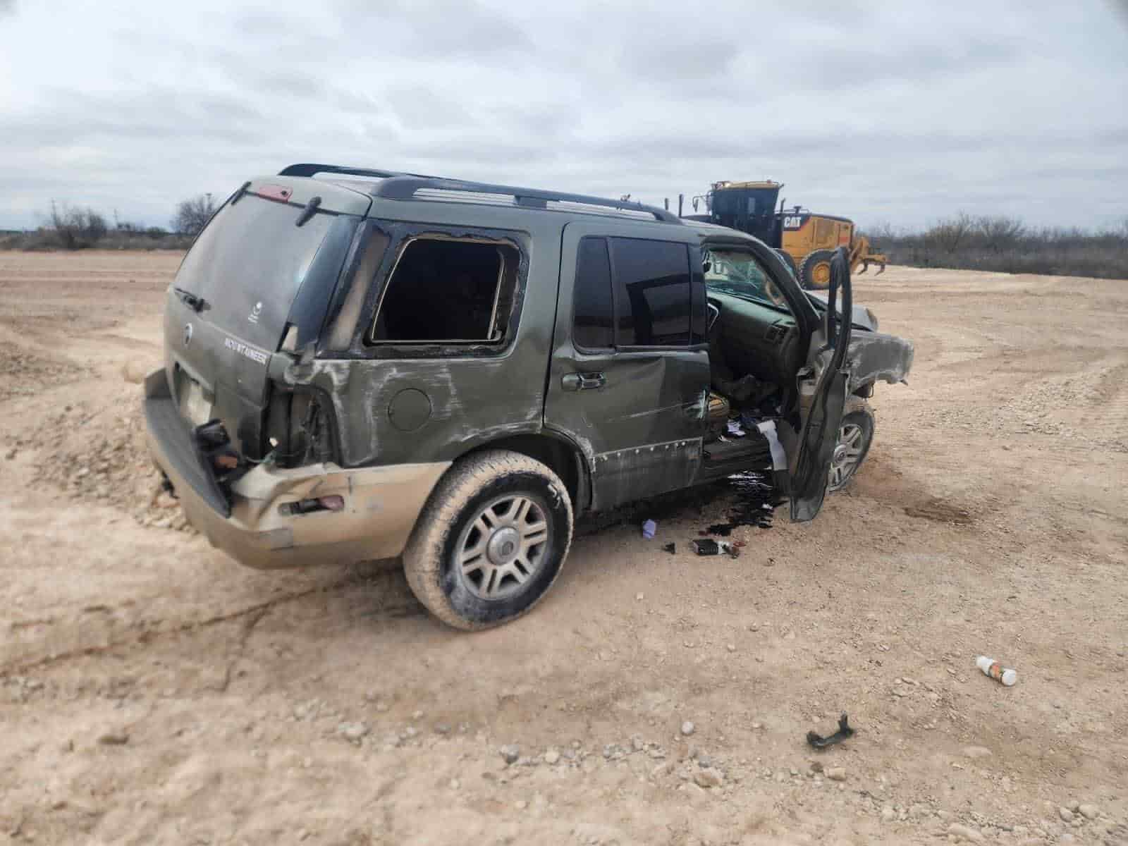 Invade carril y causa accidente