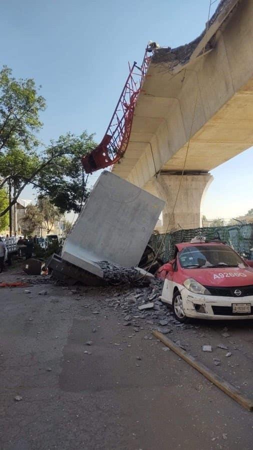 Grúa colapsa sobre las obras del tren interurbano México-Toluca