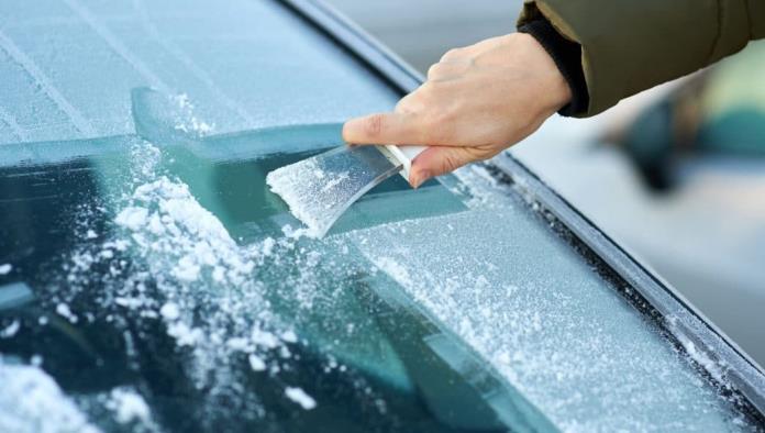 Frío en Monclova: ¿Cómo quitar el hielo del parabrisas de tu vehículo?