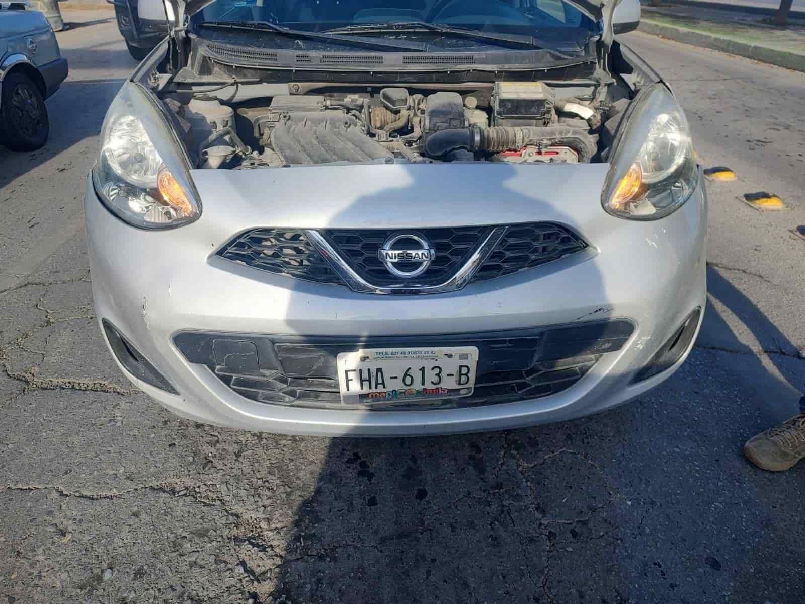 Le da ‘besito’ a auto y le frunce la defensa