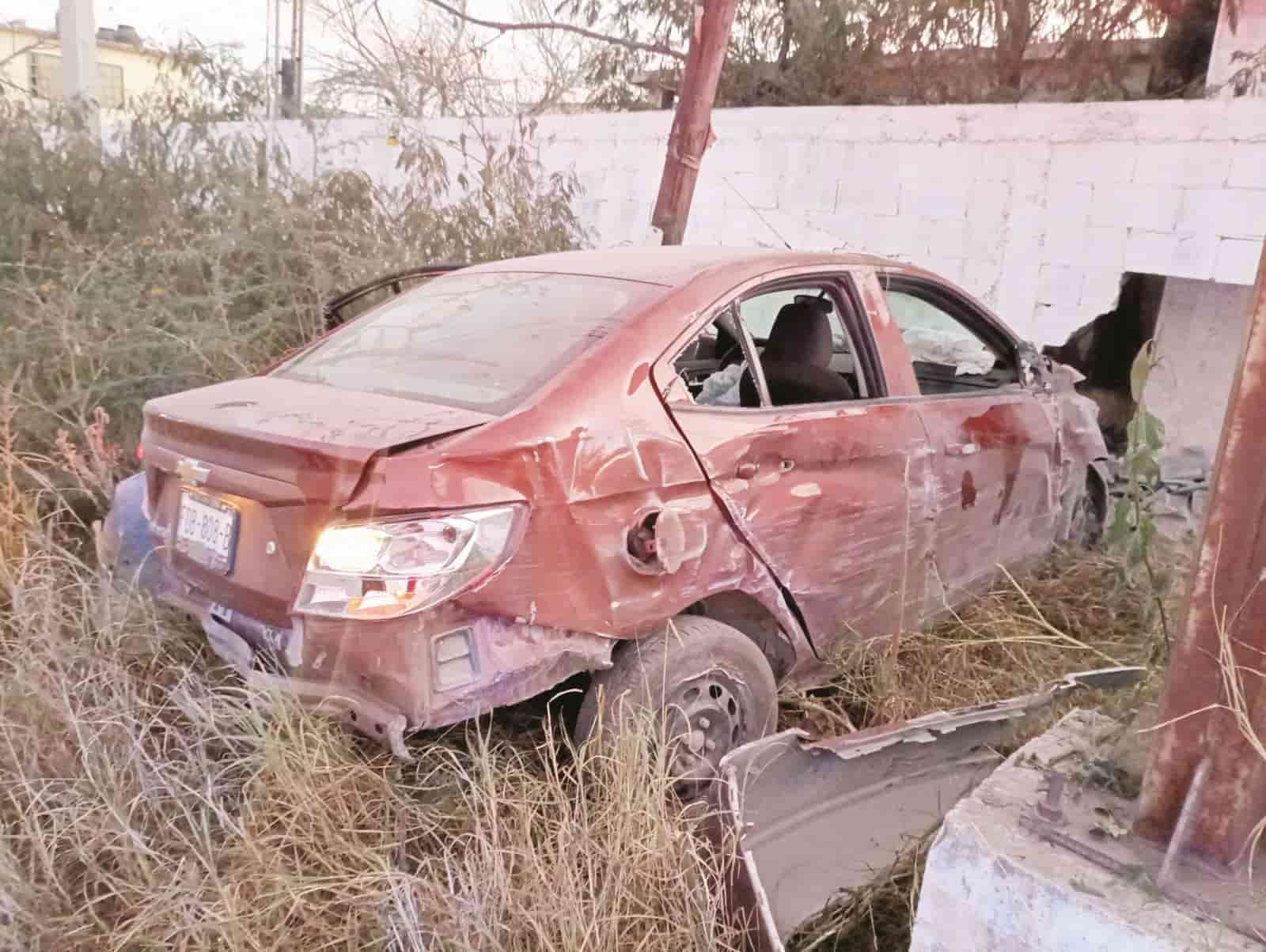 Se queda dormido y se estrella en barda