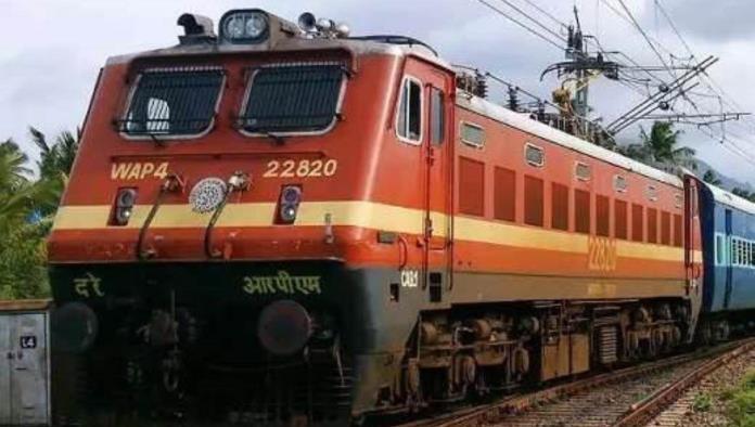 Dejan colgado de un tren a un ladrón en la India