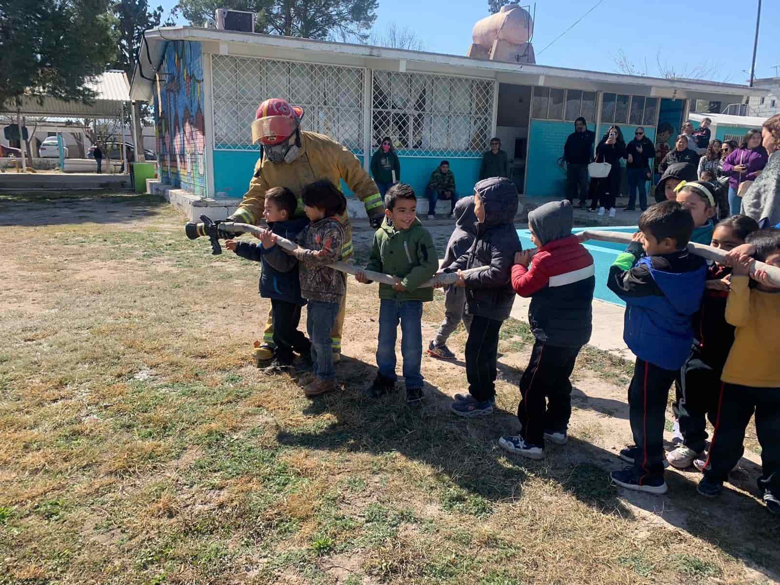 Dan plática a niños de primeros auxilios